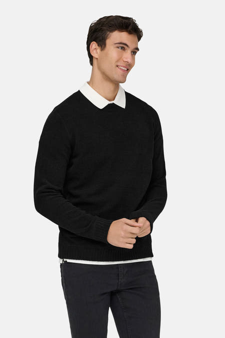 Pull-over noir avec col rond de ONLY & SONS®, stylé avec une chemise blanche et un jeans foncé.