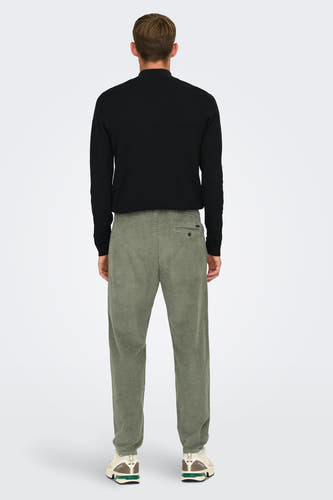 Pantalon gris ONLY & SONS®, avec une texture corduroy, visible de derrière.