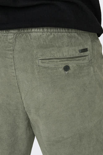 Pantalon corduroy gris d'ONLY & SONS, avec une poche arrière à boutonnière.