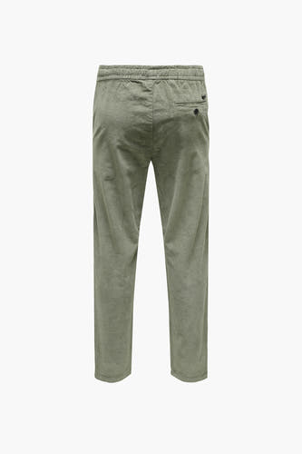 Pantalon gris en corduroy de ONLY & SONS, vue arrière, avec une ceinture élastique et un poche à bouton.