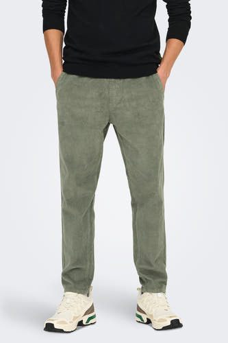 Pantalon gris d'ONLY & SONS®, en corduroy, associé à une chemise noire et des baskets crème.