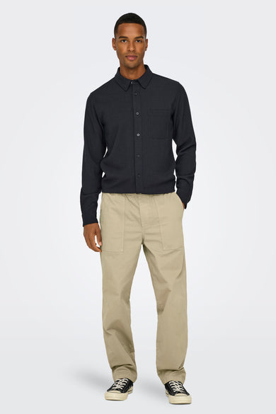Pantalon beige de ONLY & SONS®, avec poches latérales et poches cargo, associé à un chemisier noir et des baskets.