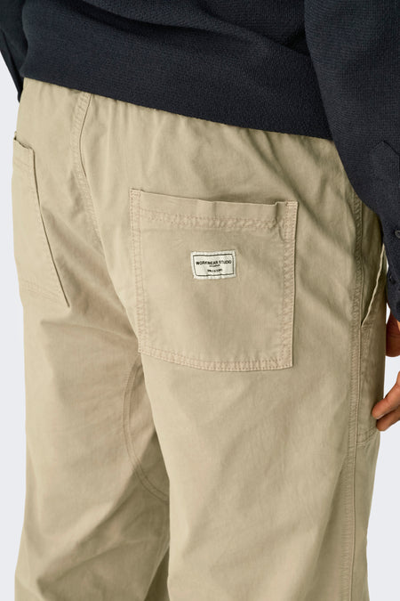 Pantalon beige de ONLY & SONS, avec poche broiquée et étiquette de marque, partie d'une tenue bleu marine.
