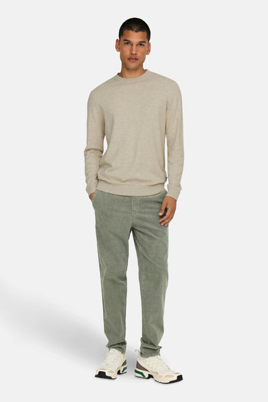 Veste écru avec col rond de ONLY & SONS, à longues manches et portée avec un pantalon corduroy et des baskets blanches.