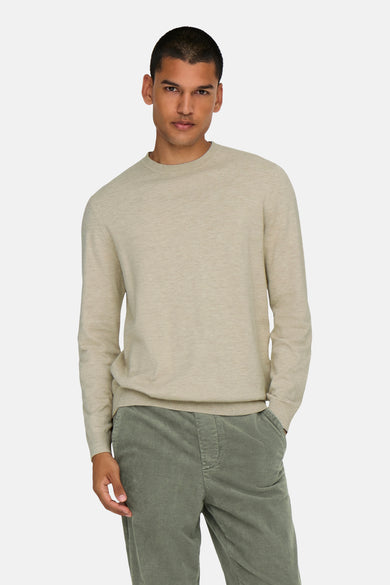 T-shirt écru avec col rond de ONLY & SONS, associé à un pantalon en ribbed vert.