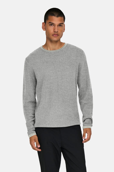 Sweat-shirt gris avec col rond de ONLY & SONS, en fine texture, porté avec un pantalon noir.