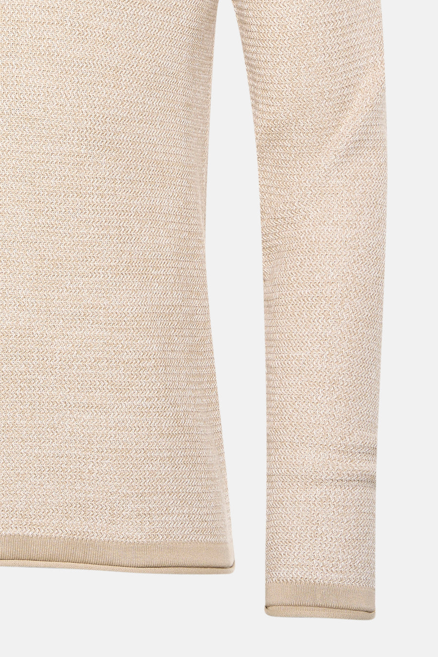 Beige gebreide trui met lange mouwen.