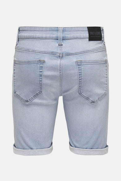 Jean court en denim bleu clair d'ONLY & SONS, avec un ourlet relevé et des poches arrière.