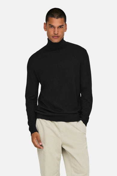 Gilet noir ONLY & SONS®, à longues manches, porté avec un pantalon en côtes de couleur crème.
