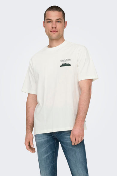 T-shirt blanc à manches courtes de ONLY & SONS, avec une impression de skyline sur le dos.