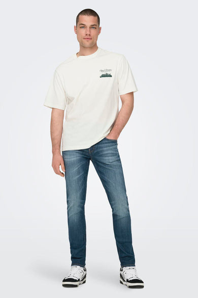 T-shirt blanc à manches courtes de ONLY & SONS, avec une petite impression de skyline sur la poitrine, associé à des jeans et des baskets.