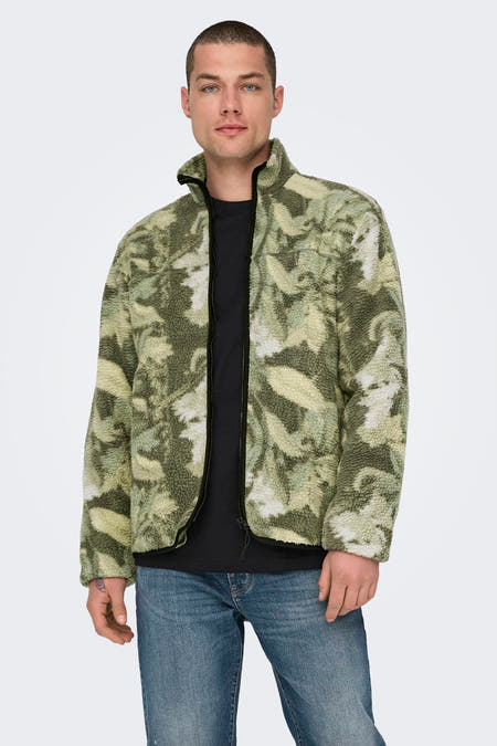 Fleece multicolore d'ONLY & SONS, avec un motif de feuilles et une fermeture éclair noire, porté avec un t-shirt noir et des jeans bleus.