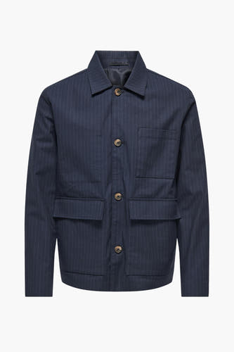 Manteau court bleu d'ONLY & SONS® avec motif à rayures blanches, vu de l'arrière.