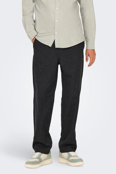 Pantalon noir de ONLY & SONS®, vu de derrière, avec un design simple et des poches détachées.