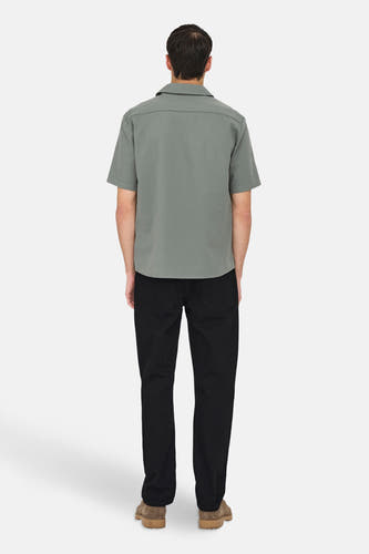 Chemise kaki à manches courtes de ONLY & SONS, vue de dos, avec un pantalon noir uni et des chaussures en cuir suédé.