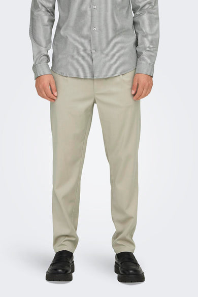 Pantalon écru de ONLY & SONS®, vu de derrière, avec des passants et des poches.