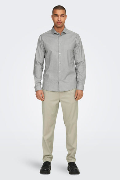 Pantalon écru de ONLY & SONS, associé à une chemise rayée et des chaussures noires.