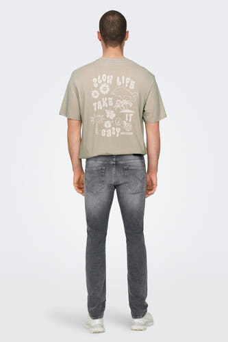 Jean slim de denim gris d'ONLY & SONS, avec un T-shirt imprimé à l'arrière.