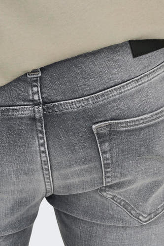 Jean slim fit gris d'ONLY & SONS, vue de dos rapprochée avec détail de poche et texture subtile stonewash.