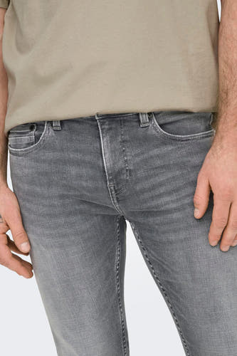 Jean slim fit gris d'ONLY & SONS, avec un design lisse et des détails subtils.