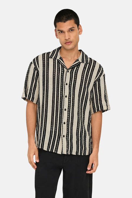 Chemise multicolore à manches courtes ONLY & SONS, avec rayures verticales et boutons noirs.