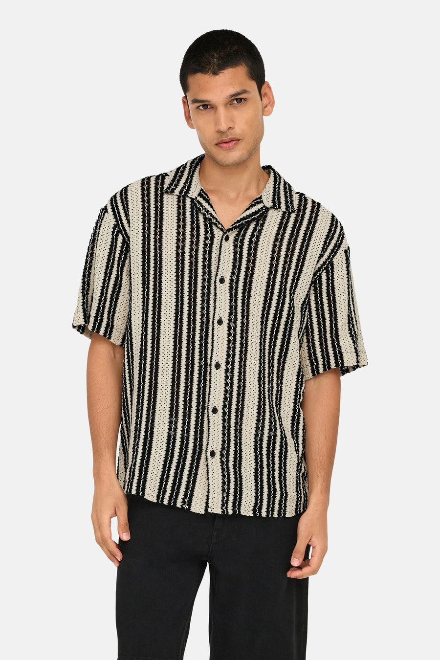 Chemise multicolore à manches courtes ONLY & SONS, avec rayures verticales et boutons noirs.