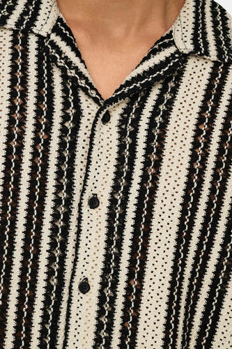 Chemise multicolore à manches courtes ONLY & SONS®, avec un motif à rayures crochetées et une fermeture boutonnée.