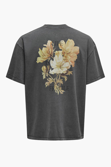 Grijs T-shirt met korte mouwen van ONLY & SONS®, met een bloemenprint en de tekst "Life is Fragile" op de rug.
