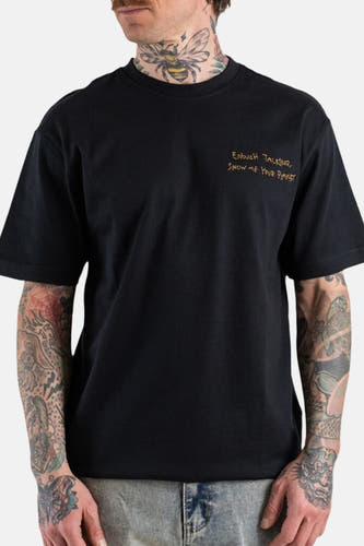 T-shirt noir à manches courtes ONLY & SONS®, avec imprimé jaune et tatouages visibles.