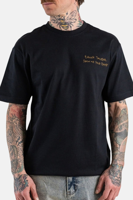 T-shirt noir à manches courtes ONLY & SONS®, avec imprimé jaune et tatouages visibles.