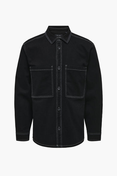 Chemise noire à manches longues de ONLY & SONS®, avec des surpiqures blanches sur le dos.