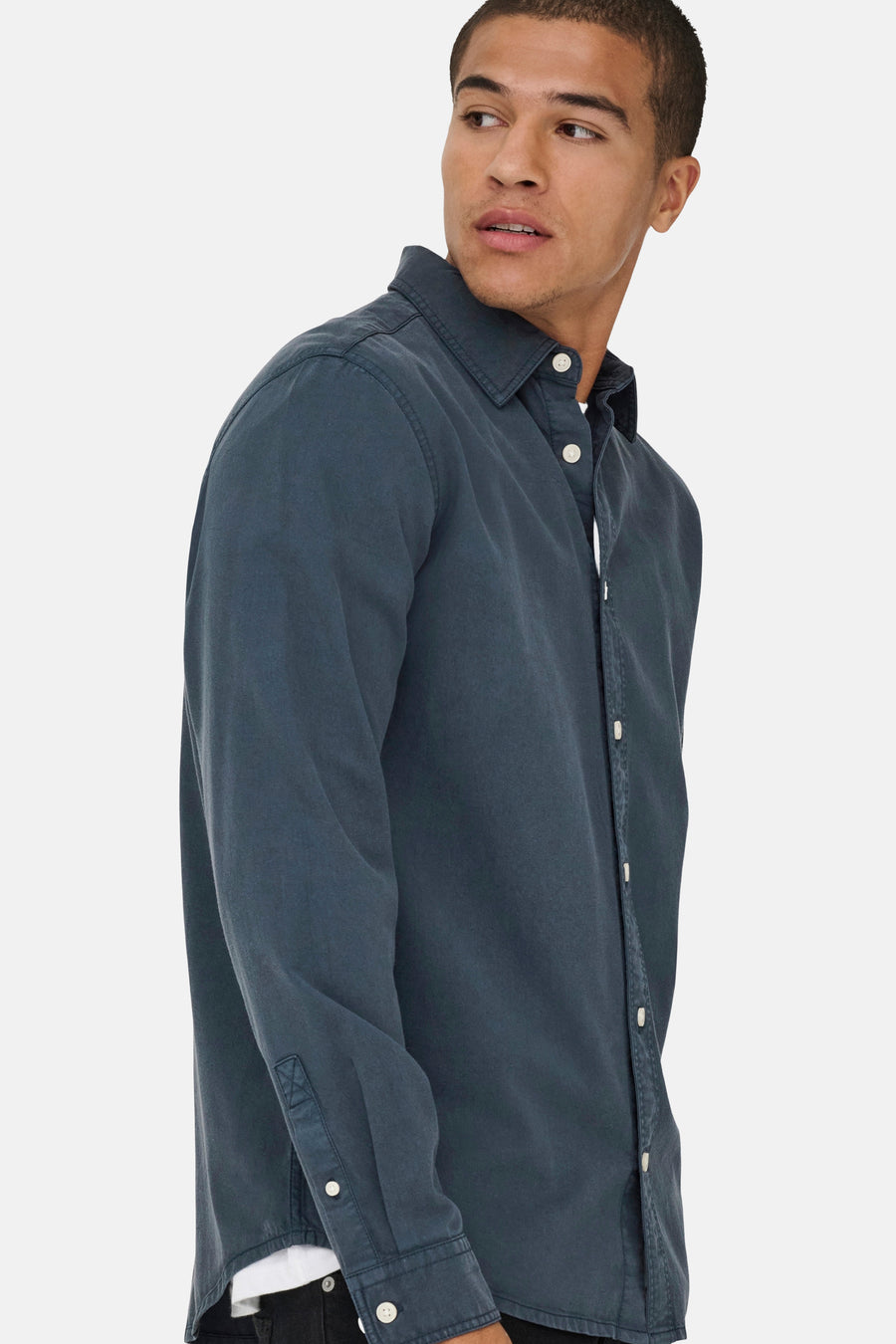 Man in blauw katoenen overhemd.
