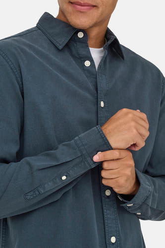 Bleu, chemise à longues manches d'ONLY & SONS avec des boutons blancs et un détail de poignets.