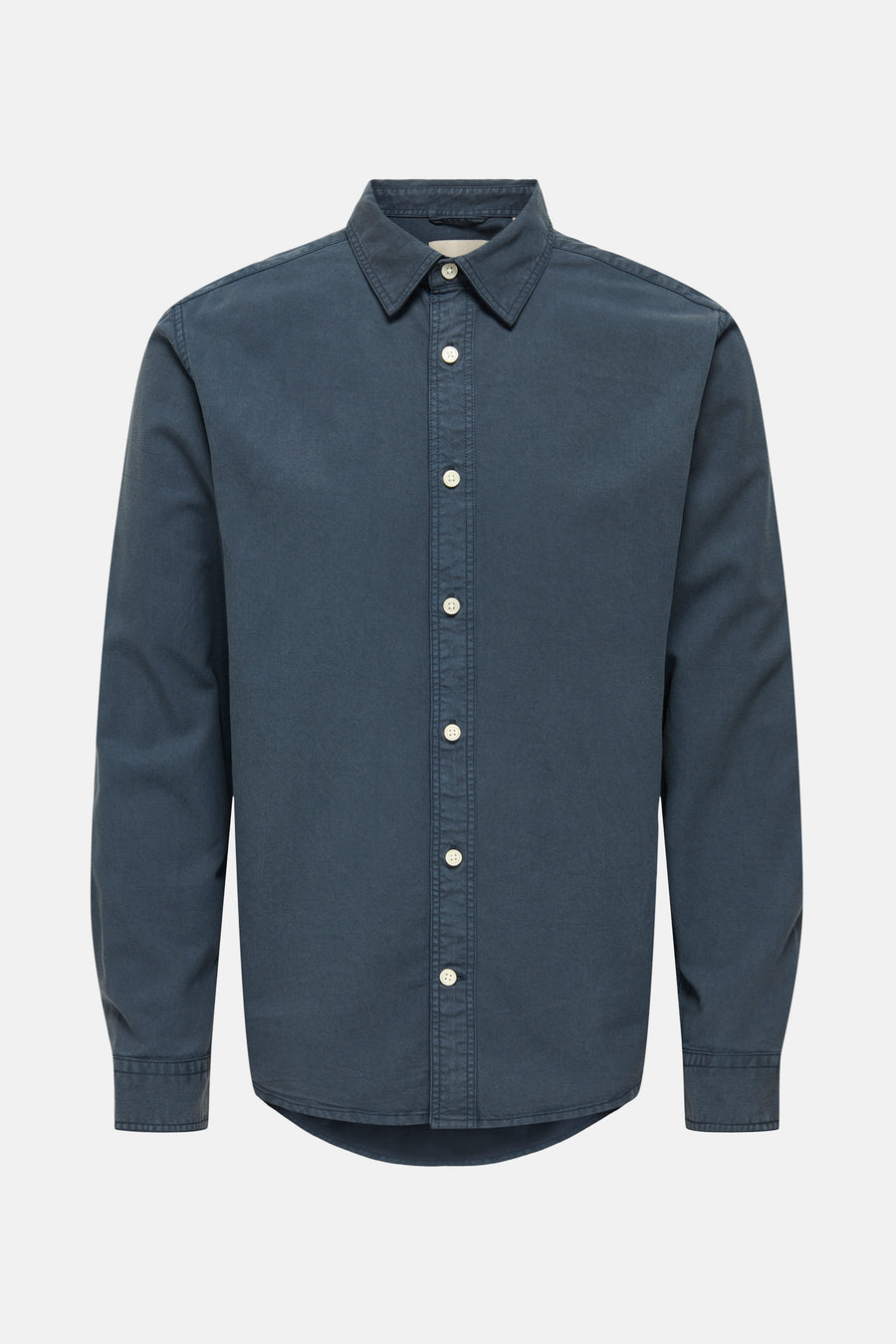 Donkerblauw katoenen overhemd met lange mouwen.
