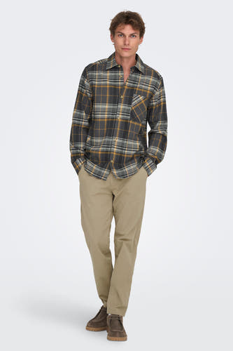 Chemise grise à manches longues de ONLY & SONS®, avec un motif rayé, associée à un pantalon kaki et des chaussures marron.