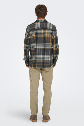 Grijs overhemd met lange mouwen van ONLY & SONS®, met een ruitpatroon, gecombineerd met een kaki broek en suède schoenen.