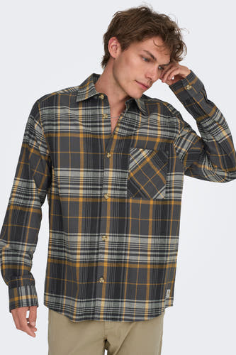 Chemise grise à manches longues d'ONLY & SONS, avec un motif rayé et une poche poitrine.