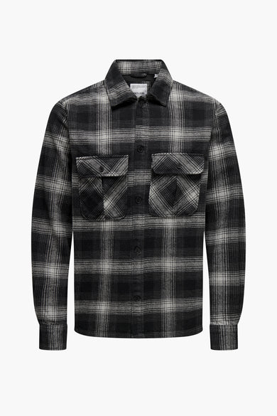 Chemise noire à manches longues de ONLY & SONS, avec un motif à carreaux sur toute la chemise, dos visible.