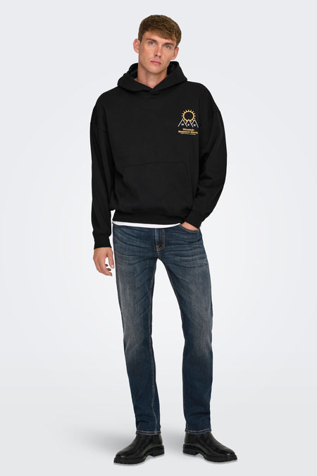 Zwarte sweater met kap van ONLY & SONS®, gecombineerd met donkere jeans en zwarte laarzen.