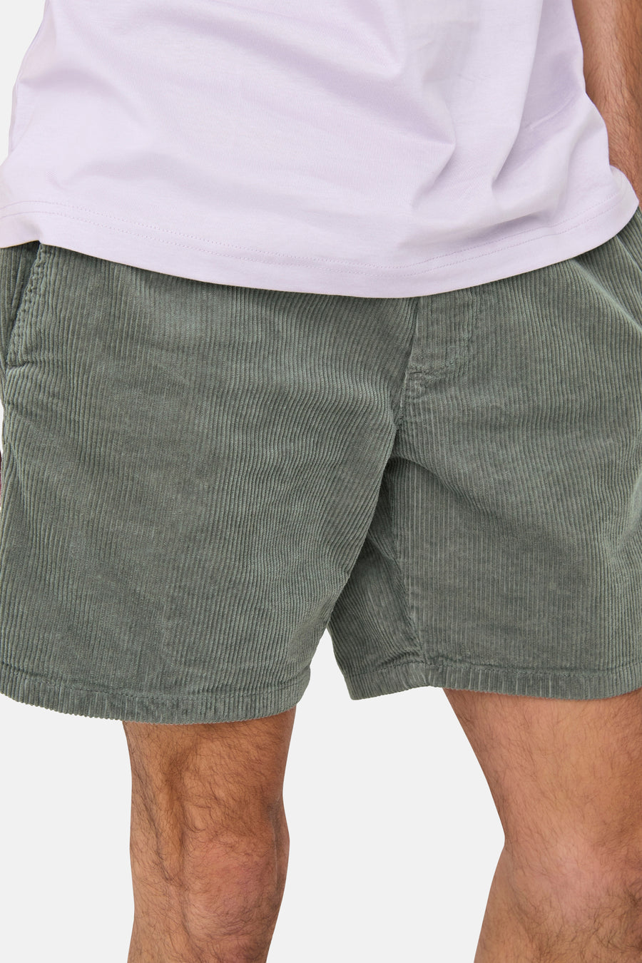 Groene corduroy shorts met paars shirt.
