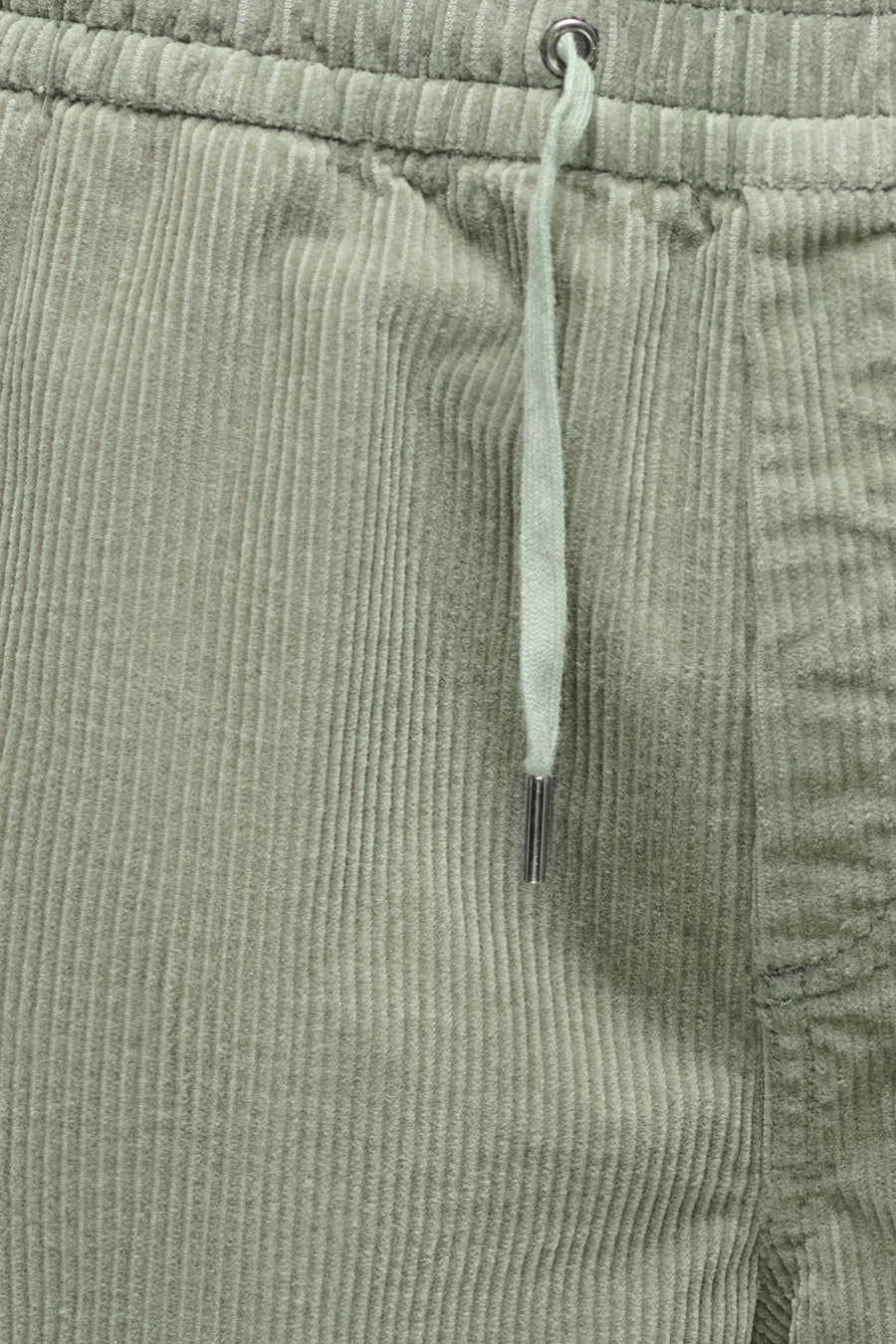 Kaki corduroy shorts van ONLY & SONS® met elastische tailleband en trekkoord met metalen tip, close-up voorzijde