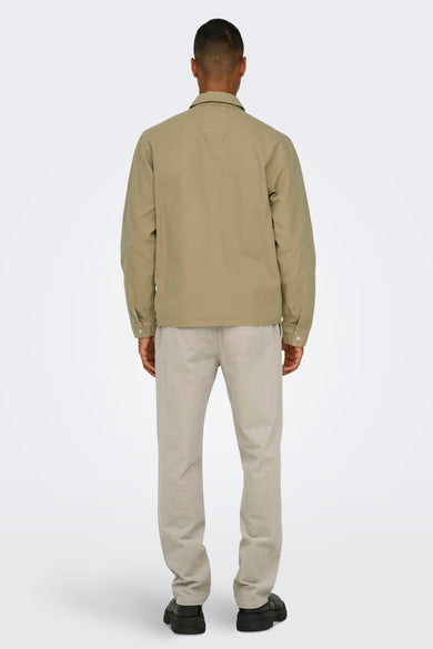 Chemise beige à longues manches de ONLY & SONS, vue de derrière, avec un design simple et un pantalon en corduroy.