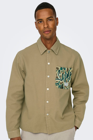 Chemise beige à longues manches de ONLY & SONS, avec une poche distinctive à motif.