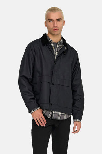 Manteau court noir de ONLY & SONS®, porté sur une chemise à carreaux, un pantalon noir et des baskets blanches.