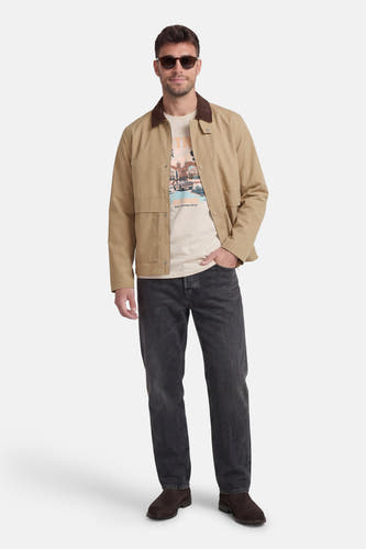 Beige korte jas van ONLY & SONS® met bruine kraag, gedragen met een T-shirt en donkere jeans.
