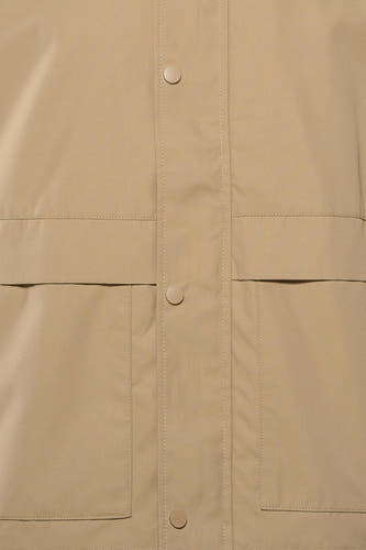 Manteau court beige de ONLY & SONS®, avec une fermeture à boutons et des poches plaquées.