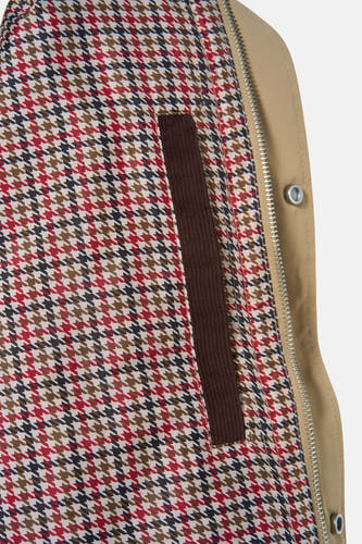 Manteau court beige ONLY & SONS avec un motif pied-de-poule rouge, marron et noir à l'intérieur.
