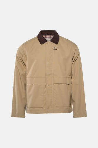 Manteau court beige ONLY & SONS® avec col marron, porté avec un t-shirt et un jean foncé.