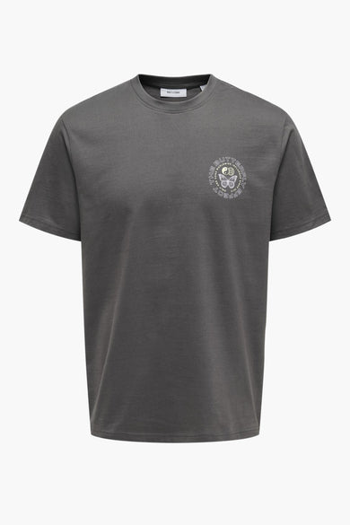 T-shirt gris à manches courtes de ONLY & SONS, avec un globe et une impression textuelle décorative sur le dos.