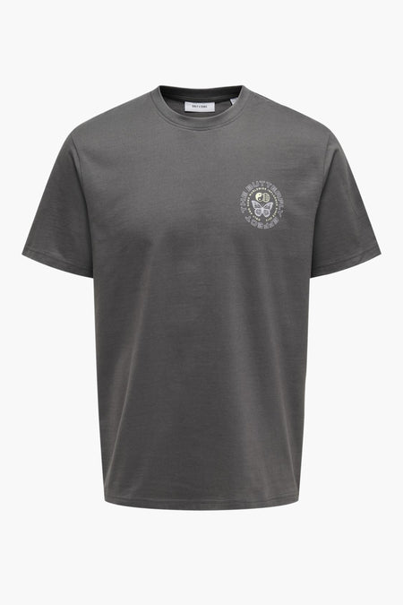 T-shirt gris à manches courtes de ONLY & SONS, avec un globe et une impression textuelle décorative sur le dos.